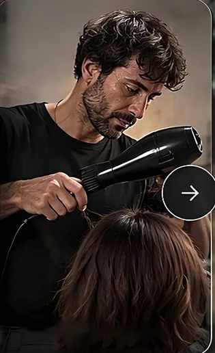 Teo asciuga col phon i capelli di una cliente